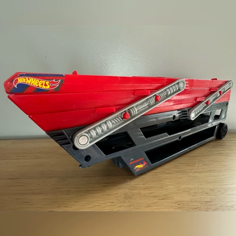 Hot Wheels Mega Hauler Truck bed holds up to 50 cars six expandable‎ levels
